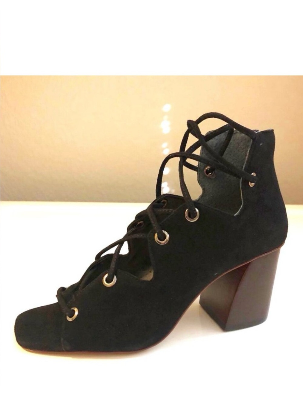 NWT VINCE CAMUTO Nahara Sandal Strappy Heeled Black Suede Gladiator 6